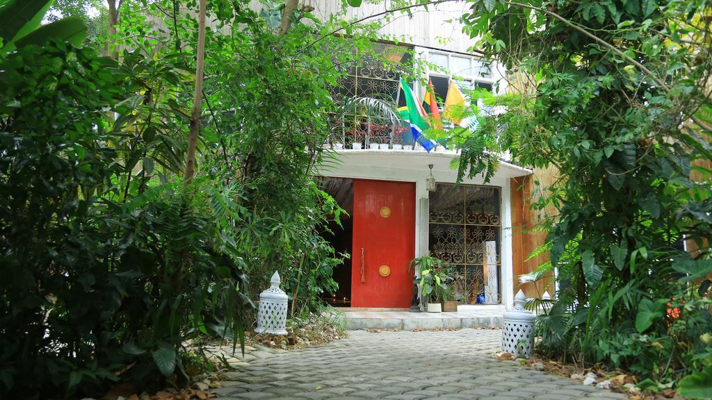 Bushman Cafe Hotel Abidjan Ngoại thất bức ảnh