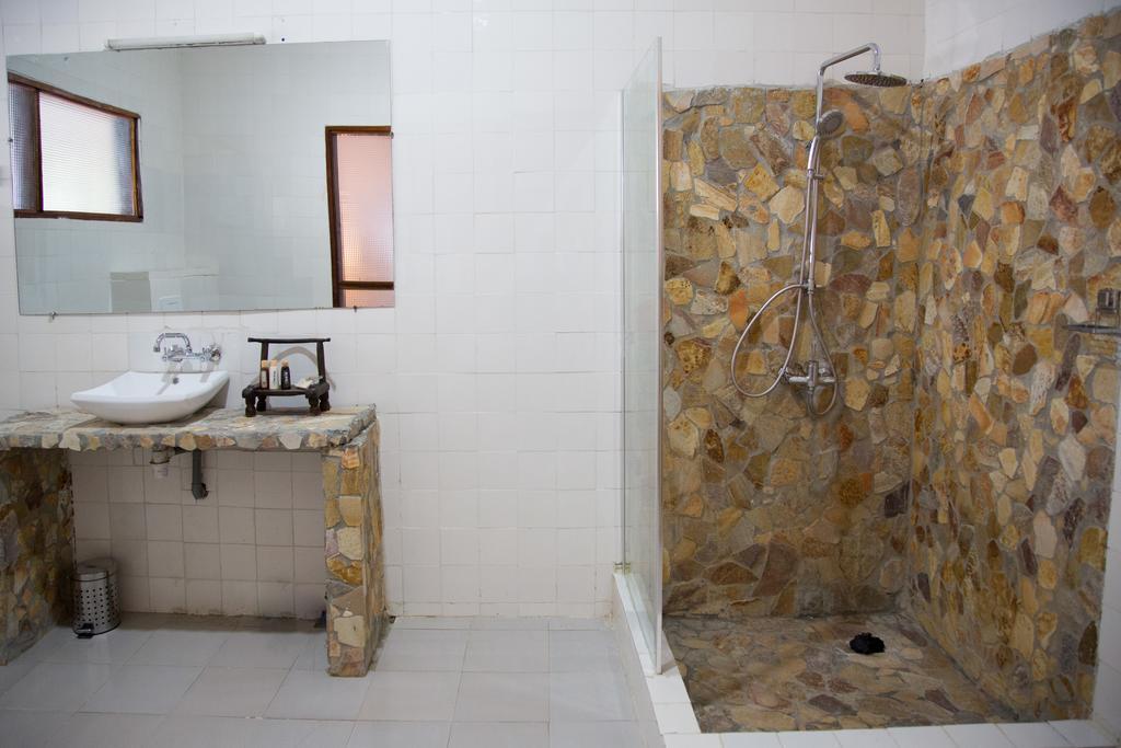 Bushman Cafe Hotel Abidjan Ngoại thất bức ảnh