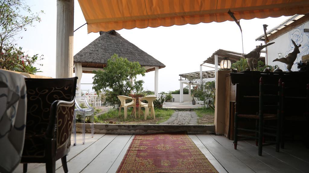 Bushman Cafe Hotel Abidjan Ngoại thất bức ảnh
