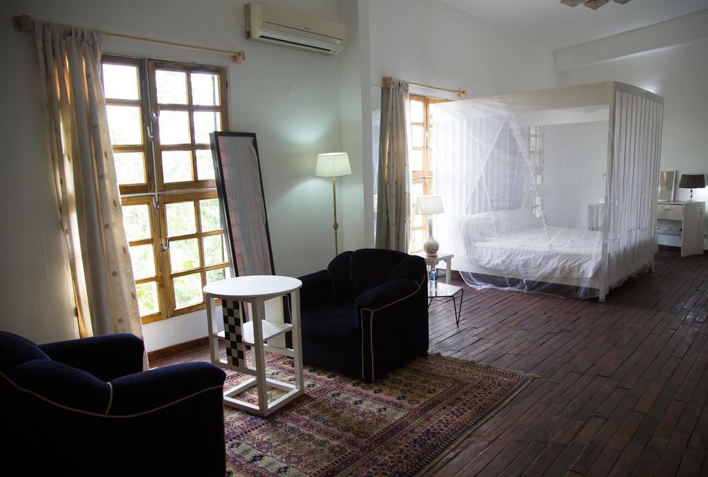 Bushman Cafe Hotel Abidjan Ngoại thất bức ảnh