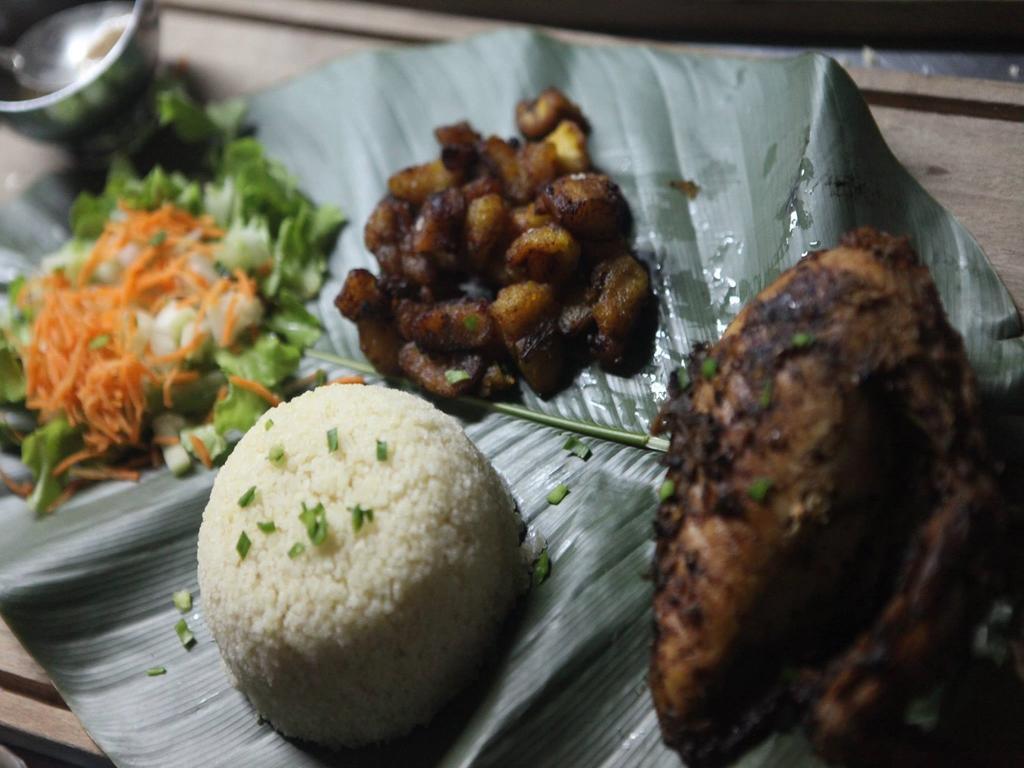 Bushman Cafe Hotel Abidjan Ngoại thất bức ảnh